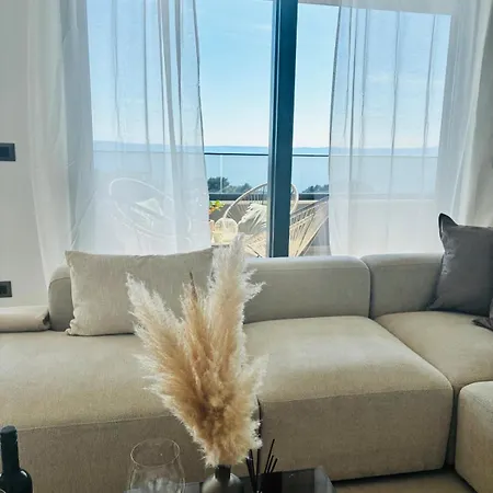 Апартаменти Penthouse Jacuzzi Seaview Макарська